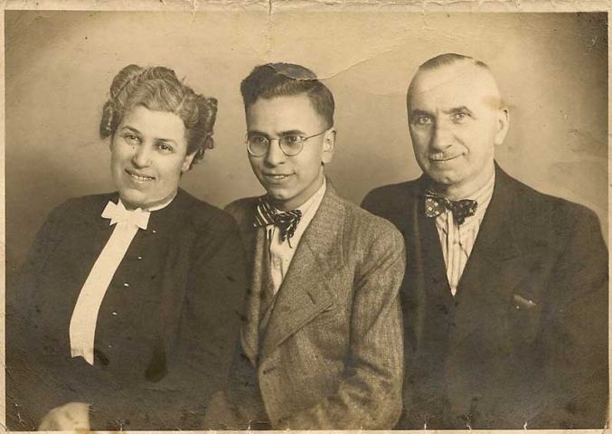 Henry with his parents, Lore and Karl, in Nuremberg, 1938