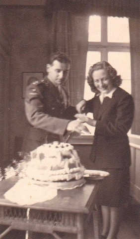 Judith and Harold cutting the wedding cake