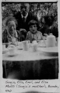 Sonja and family 1930