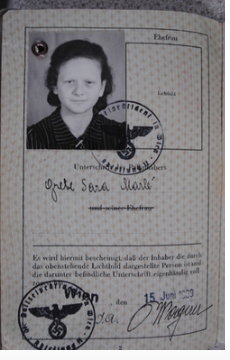 Gretl Shapiro( Marlé) s' passport beside quote from Gretl